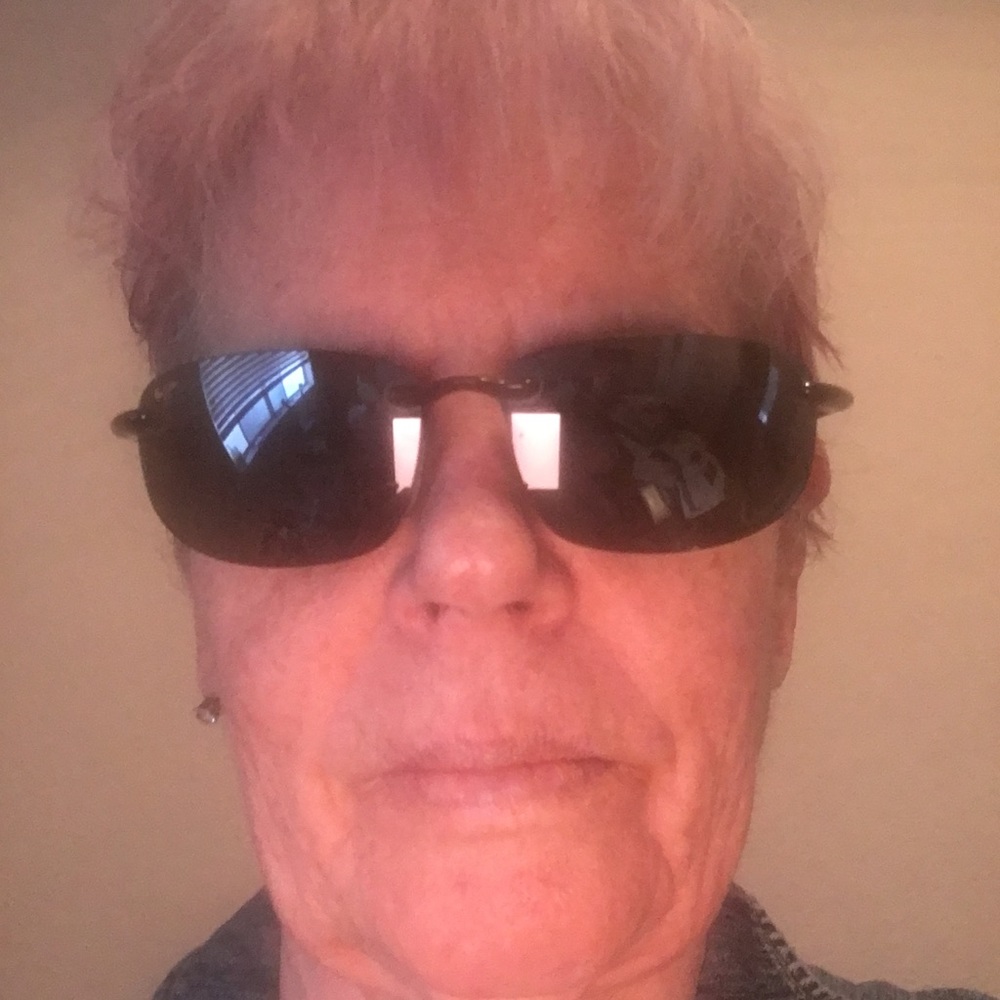 Maui Jim’s unisex sunglasses very light weight dark green lenses preowned